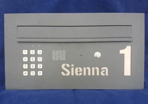 Skrzynka na listy WERBENA PLUS z domofonem, miejscem na zamek szyfrowy i wyciętym napisem, szeroki wrzut 325 mm