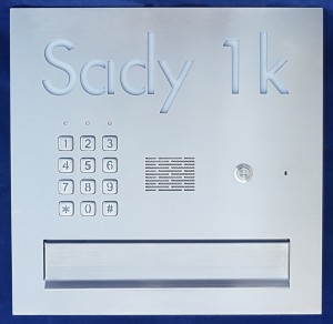 Skrzynka na listy VERONA-1 z domofonem, zamkiem szyfrowym i wyciętym napisem