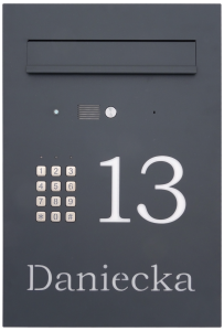 Przelotowa pionowa skrzynka na listy z modułem domofonu, szyfratorem i napisem