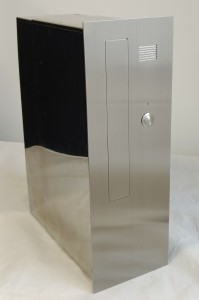 Wąska przelotowa  skrzynka na listy z pionowym wrzutem , z modułem domofonu