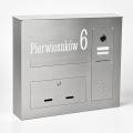 Zewnętrzna naścienna skrzynka na listy z wideodomofonem i wyciętym napisem