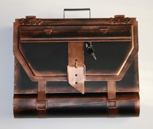 Stylizowana skrzynka pocztowa w kształcie teczki z gazetnikiem, model "Kwadrat"