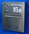 Zewnętrzna naścienna skrzynka na listy z wideodomofonem i wyciętym napisem