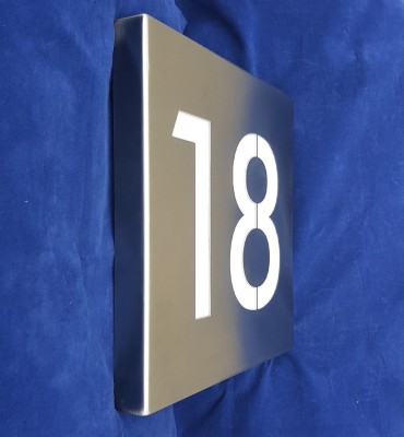 Natynkowa tablica z numerem domu