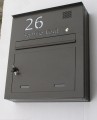 Zewnętrzna naścienna skrzynka na listy z domofonem i napisem