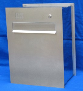 Przelotowa pionowa skrzynka na listy FORTA z domofonem