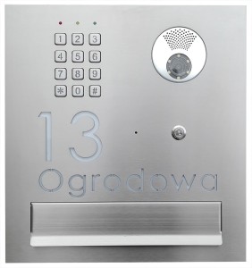 Skrzynka na listy z wyciętym adresem VERONA do kamery wideodomofonu FERMAX i szyfratora