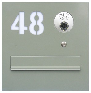 Skrzynka na listy z wyciętym napisem VERONA do kamery wideodomofonu FERMAX