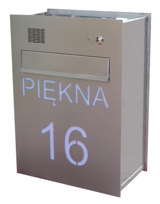 Przelotowa pionowa skrzynka na listy z modułem domofonu i napisem