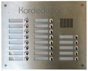Panel domofonowy z nazwą ulicy i numerem posesji