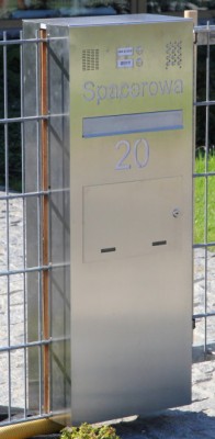 Pionowa skrzynka na listy - słupek z domofonem, szyfratorem i napisem [SŁUPEK 001]